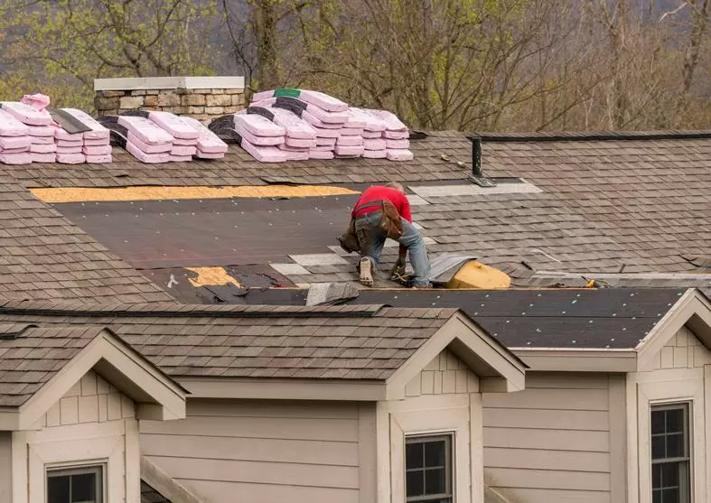 낡은 지붕으로 인한 주택 결함 발생 가능성이 높기 때문에 교체하는 것이 좋다. 그러나 지붕 교체 비용이 만만치 않아 지붕이 오래된 매물은 피하는 것이 좋다.	<Shutterstock>