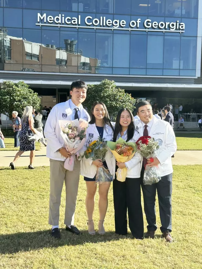 조지아 의과대 화이트 코드 세리머니에 참석한 한인학생들이 함께 기념 사진을 찍고 있다. 사진 왼쪽부터 김경식, 로렌김,변혜연,김상민 학생.