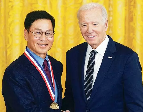  김종훈 회장이 24일 백악관에서 조 바이든 대통령으로부터 국립기술혁신메달을 받고 있다. [로이터]