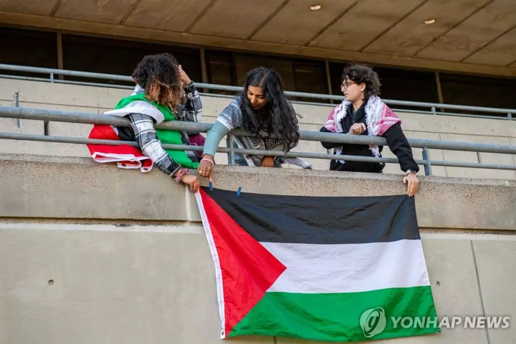 MIT 대학에서 팔레스타인 국기를 건 학생들[AFP 연합뉴스 자료사진. 재판매 및 DB 금지]