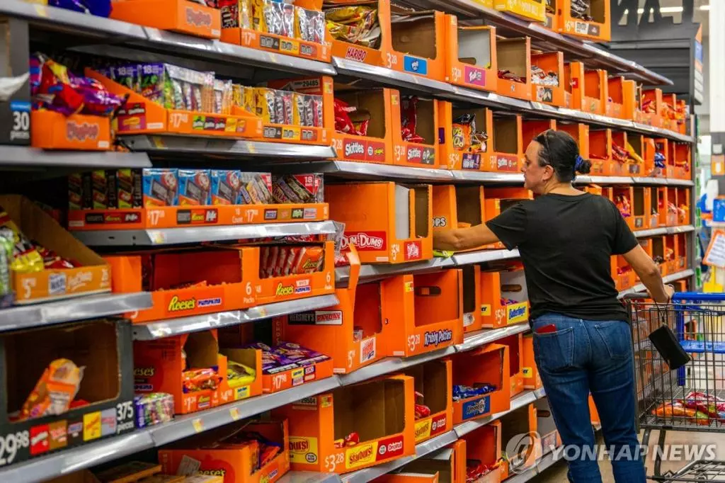 핼러윈을 앞두고 과자류를 파는 미국의 소매점[AFP 연합뉴스 자료사진]