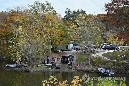 강변에서 총기 난사 용의자를 수색 중인 메인주 경찰[루이스턴[메인주] AFP=연합뉴스]