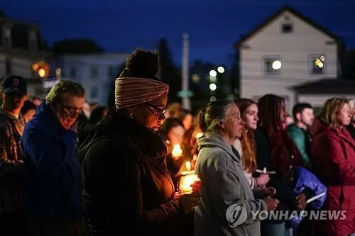 총기 난사 희생자 애도하는 루이스턴시 주민들[루이스턴[메인주] AP=연합뉴스]