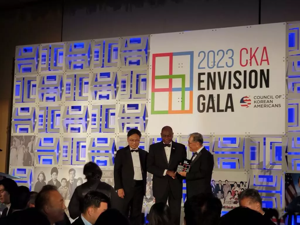 박선근 한미우호협회 회장이 미주한인위원회(CKA) 연례 갈라에서 공로상을 수상하고 있다.