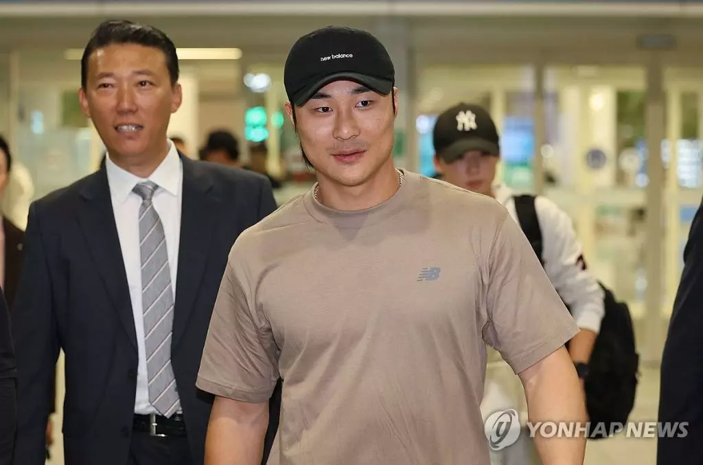 미국프로야구 메이저리그(MLB) 시즌을 마친 김하성(샌디에이고 파드리스)이 11일 오후 인천국제공항 2터미널로 귀국하고 있다.(영종도=연합뉴스)