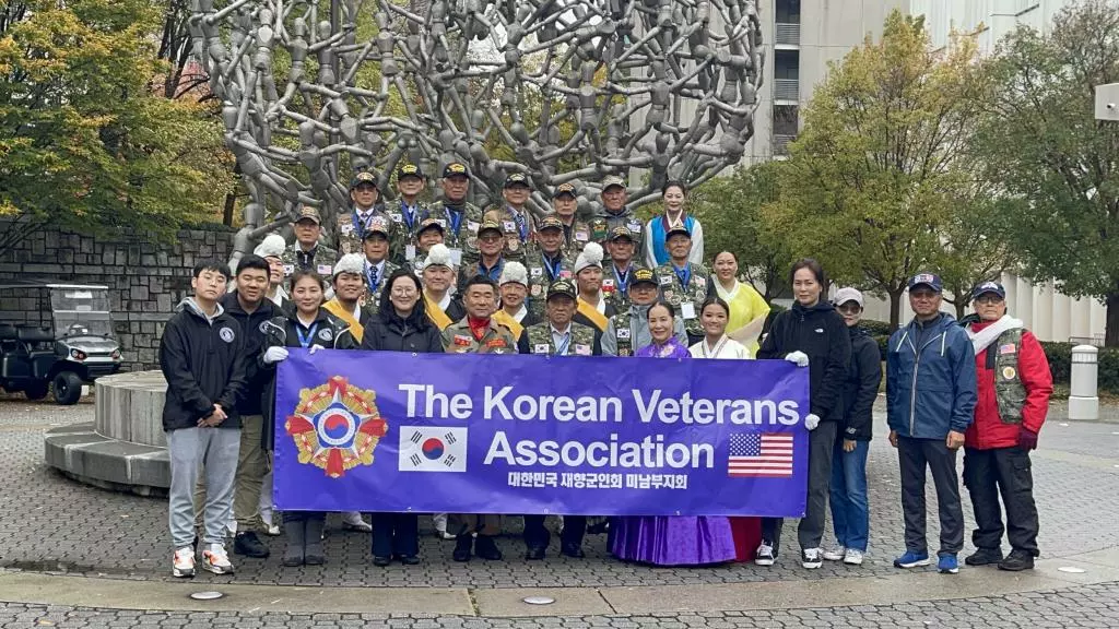 11일 애틀랜타 미드타운에서 열린 제42회 재향군인의 날 퍼레이드에 참가한 한인단체 참가자들이 한자리에 모였다.