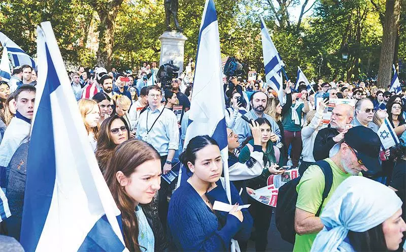  이스라엘과 팔레스타인 전쟁 발발 이후 미국 대학에서 반유대인, 반무슬림 시위가 급증하고 있다. 뉴욕 NYU 캠퍼스에서 최근 열린 친 이스라엘 평화행진의 모습. [로이터=사진제공]