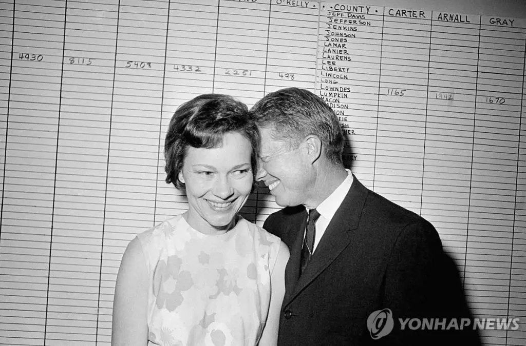 카터 전 대통령 부부지미 카터 전 대통령과 부인 로절린 여사가 1966년 9월 15일(현지시간) 조지아주 애틀랜타 선거 캠프에서 함께 있다. 당시 카터 전 대통령은 조지아주 상원의원이었다. [AP 연합뉴스 자료사진. 재판매 및 DB 금지]